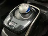 前後の動きだけで簡単に操作できる先進的なデザインの電制シフト。扱いやすく、手に馴染みやすい設計となっています。