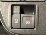 指先だけで簡単に操作が可能な電動パーキングブレーキを採用。「HOLD」スイッチを押すと、渋滞や信号待ちなどでブレーキペダルから足を離しても、ブレーキを保持するので安心です