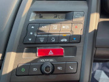 【オートエアコン】一度お好みの温度に設定すれば、車内の温度を検知し風量や温度を自動で調整。暑い&hellip;寒い&hellip;と何度もスイッチ操作をする必要はありません。快適な車内空間には必須の機能ですね♪