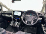 運転席まわりです。 各操作スイッチは使いやすい位置に配置されてます。