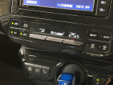 【オートエアコン】一度お好みの温度に設定すれば、車内の温度を検知し風量や温度を自動で調整。暑い&hellip;寒い&hellip;と何度もスイッチ操作をする必要はありません。快適な車内空間には必須の機能ですね♪