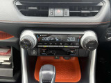 運転席と助手席で、それぞれお好みの温度に個別に設定が可能です。