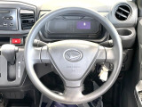 インテリアに合わせたデザインのステアリングは、運転される方のことも考え、運転しやすい形状、大きさです。是非一度、実際に触ってお確かめください。