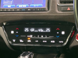 【左右独立型フルオートエアコン】運転席と助手席でそれぞれお好みの温度に設定可能。同乗者にも配慮した、快適な空調をお届け致します。