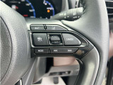 アダプティブクルーズコントロール機能付きです。走行中に先行車の様子を検知しながら、設定した車速の範囲内で先行車との距離のキープを支援します。詳細は販売店スタッフまでおたずねください。
