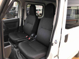ゆったり座れるセパレートシート。