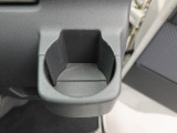 【カップホルダー】エアコン吹き出し口下部に設置されていますので使いやすさバッチリ!運転席から手の届くちょうどの位置です!