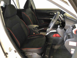 運転席の座面高さを調整できるシートリフターが付いています。