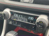 左右独立温度コントロールフルオートエアコンです。運転席、助手席それぞれで独立して温度設定ができます。冷え性の方が乗っても安心ですね♪