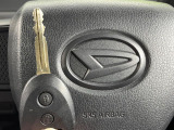 【キーレス】少し離れた場所からでもボタン一つでドアの開錠・施錠ができるのでとっても便利!ドアの鍵穴周りに傷をつけることもありません♪