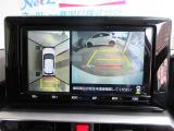 車両を上から見たような映像をディスプレイオーディオ画面に表示するパノラミックビューモニター