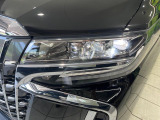【三眼LEDヘッドライト】スタイリッシュな見た目の三眼LEDヘッドライトを装備♪スタイルだけでなく、夜間の走行も視界良好で安心してお乗りいただけます。