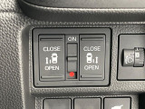 【両側パワースライドドア】スマートキーや運転席のスイッチで後席両側スライドドアの開閉が可能♪電動だから力を入れてドアを開ける必要が無く、小さなお子様でも簡単に開け閉めでき快適です♪
