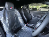 運転席の画像です。十分なスペースがあり、ゆったりした状態で運転していただけます♪