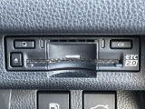 ◆【ETC2.0(DSRC/ITSスポット)】ETCカードを挿入すれば料金所はノンストップで通過できます。ETC限定の割引や、高速道路の情報提供サービスを利用できます。