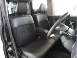 【清潔感のある運転席&助手席】隅々までクリーニングの行き届いた運転席&助手席。目立ったシミや汚れ等もございません。快適なドライブをどうぞ。
