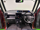 見易い計器類と運転し易いドライビングポジションは、視角も少なく前方&左右の見切りが良く運転し易いクルマです