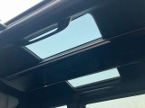 車内が明るくなるムーンルーフも装備です。ガラス部は開きません。