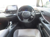 見通しのよいすっきりとした視界で、誰でも運転しやすいです。運転のしやすさは疲れにくさにも繋がりますよ♪