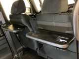 運転席・助手席の背もたれには、2列目シート用にカップホルダー付きの「格納式のシートバックテーブル」を装備しています。休憩時のちょっとした時間などカップを置いたり、小物置きに使えて便利です。