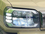 【LEDヘッドライト】悪天候や夜間走行時も良好な視界を確保し安心して運転できる高輝度LEDヘッドライトを装備!点灯速度が早く、消費電力も抑えられています。