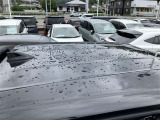 シートを外して室内をすみずみまで洗浄&消臭。ボディやタイヤはもちろん、エンジンルームまで洗浄しています。