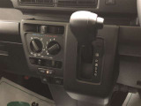 シフトレバーはインパネに配置されています。運転中も視線をそらさずに自然な動きで操作ができるよう、ステアリングに近い位置に配置されています。