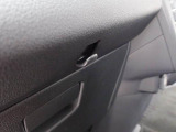 助手席側荷物フック。コンビニなどの買い物袋をサッとかけられて便利。