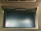 【12.1インチフリップダウンモニター】大画面モニターで後席でもエンタメをお楽しみいただけます。小さなお子様にも大人気の装備です♪