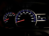 昼間でも見やすいオプティトロンメーターです。運転席前に配置し、フードを低く抑えることで運転中の視界の邪魔にならないので、視界も良好です!