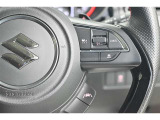 ステアリングスイッチ付き。前方から目を離すことなく操作することが可能です。