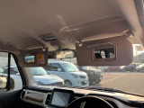 運転席と助手席にはミラー付きサンバイザーを装備☆