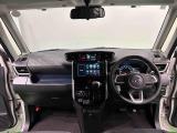 見易い計器類と運転し易いドライビングポジションは、視角も少なく前方&左右の見切りが良く運転し易いクルマです。ブラック基調のインテリアが洗練された空間を演出してくれます。