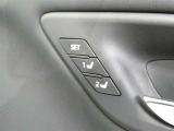 シートポジションメモリー機能は、運転席のシート位置を記憶させておけばメモリー機能であなたのシート位置に電動で戻してくれる便利な機能です。