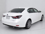 個性的なリアビューで御座います。精悍な佇まいは高級車ならではです。
