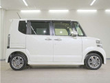 リアには左右スライドドアを採用。狭い駐車場でも開閉しやすく、強風の日でもドアが煽られにくくなっております。小さなお子さまやご年配の方も安心して乗り降りできます。