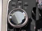 iDriveコントローラー シンプルかつ直観的な操作で、コントロール・ディスプレイに表示されるさまざまな機能を設定できます。
