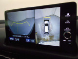 マルチビューカメラで車の周囲を映像で確認できます。クルマをまるで上空から見下ろしたような映像を画面に表示します