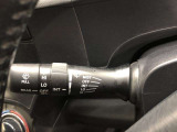 ワイパースイッチです。「INT」では間欠ワイパーの作動時間間隔を変更できます。リヤワイパーも操作できます。