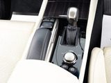 シフト周りです。スッキリとしつつも高級感や操作性を損なわない作りとなっております。