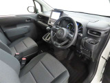 シンプルで使いやすいデザインの運転席です。