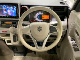 インテリアに合わせたデザインのステアリングは、運転される方のことも考え、運転しやすい形状、大きさです。是非一度、実際に触ってお確かめください。