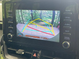 【バックカメラ】駐車時に後方がリアルタイム映像で確認できます。大型商業施設や立体駐車場での駐車時や、夜間のバック時に大活躍!