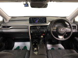 開放感と包まれ間を両立したドライバーズ空間!運転席を分断するように流れる造形が運転席をコックピットのように感じさせてくれます!