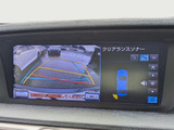カラーバックカメラが付いています!バックにギアを入れると、後方視界が自動的にマルチ画面に映し出されます!夜も明るく見えますので、すごく便利!!一度使うとカメラ無しには乗りたくない程!