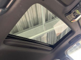 【サンルーフ】開放感たっぷりの希少装備、サンルーフが装着されています!車内に明かりを取り入れたり景色を楽しむ以外にも、車内の空気も簡単に換気できて快適です!