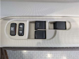 パワーウィンドウのスイッチですよ。 運転席に居ながら窓を開け閉めのコントロールできますよ。 ロック機能で、子供がイタズラして窓を開けるという事も無くなりますよ。