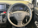 インテリアに合わせたデザインのステアリングは、運転される方のことも考え、運転しやすい形状、大きさです。是非一度、実際に触ってお確かめください。