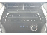 左右独立温度コントロールフルオートエアコンです。運転席、助手席それぞれで独立して温度設定ができます。冷え性の方が乗っても安心ですね♪