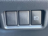 オートマチックハイビームとは、先行車や対向車のライトを認識し、ハイビームとロービームを自動で切り替える機能です。夜道の視界を確保します。詳細は販売店スタッフまでおたずねください。